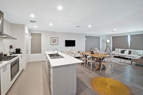 Into The Blue - Accommodation in Brisbane 2