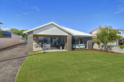 Into The Blue - Accommodation in Brisbane 0