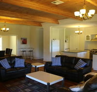 Burton Farmhouse - Accommodation in Brisbane
