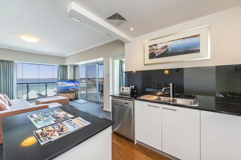 A 406 FANTASTIC OCEAN BEACH And MARINA VIEW APT - MANDURAH - Accommodation in Brisbane 18