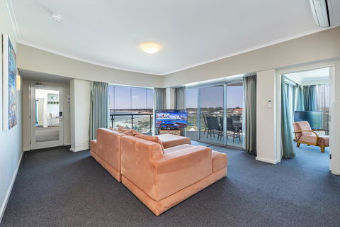A 406 FANTASTIC OCEAN BEACH And MARINA VIEW APT - MANDURAH - Accommodation in Brisbane 0