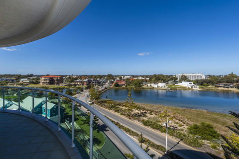 A 406 FANTASTIC OCEAN BEACH And MARINA VIEW APT - MANDURAH - Accommodation in Brisbane 11