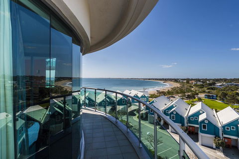 A 406 FANTASTIC OCEAN BEACH And MARINA VIEW APT - MANDURAH - Accommodation in Brisbane 9