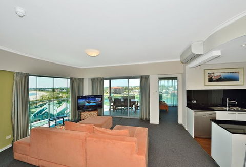 A 406 FANTASTIC OCEAN BEACH And MARINA VIEW APT - MANDURAH - Accommodation in Brisbane 10