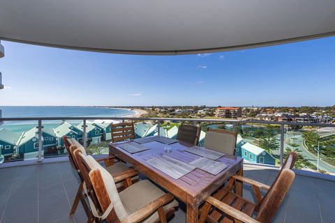 A 406 FANTASTIC OCEAN BEACH And MARINA VIEW APT - MANDURAH - Accommodation in Brisbane 4