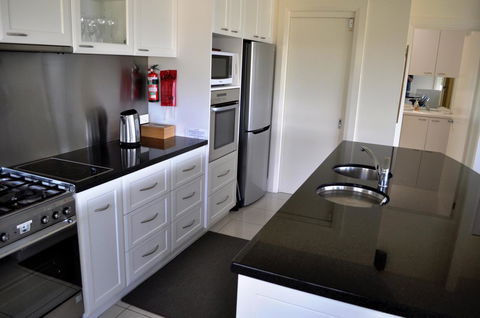 Belton Apartments-Hedge Cottage - Accommodation in Brisbane 4