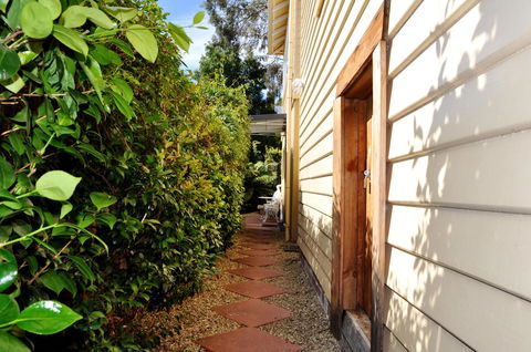 Belton Apartments-Hedge Cottage - Accommodation in Brisbane 5