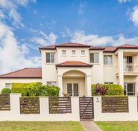 Nice home in the Regatta waters estate close to theme parks - Accommodation in Brisbane