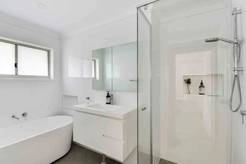 Ocean Views On Barnhill - Accommodation in Brisbane 3