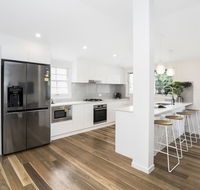 Park Avenue Terrace House Sleeps 9 - Accommodation in Brisbane