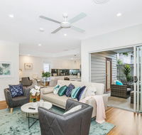 Park Avenue Townhouse Retreat Brisbane Sleeps 10 - Accommodation in Brisbane