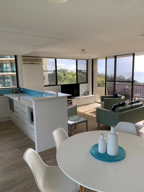 Pinnacle, Unit 701, 45-49 Head Street - Accommodation in Brisbane 3