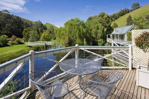 PLUM TREE STUDIO - Couples Lakeside Spa Retreat - Accommodation in Brisbane 1