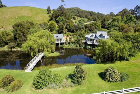 PLUM TREE STUDIO - Couples Lakeside Spa Retreat - Accommodation in Brisbane 3