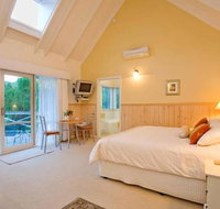 PLUM TREE STUDIO - couples lakeside spa retreat - Accommodation in Brisbane