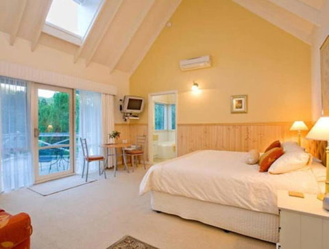 PLUM TREE STUDIO - Couples Lakeside Spa Retreat - Accommodation in Brisbane 0