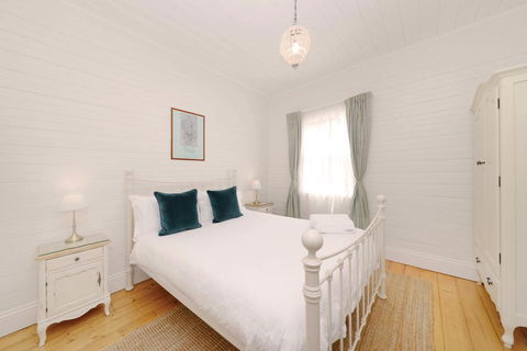 Poet's Cottage - Fireplace, Close To Treks - Accommodation in Brisbane 3
