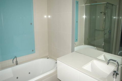 Q1 1 Bedroom Apartment On 30th Floor - Accommodation in Brisbane 2