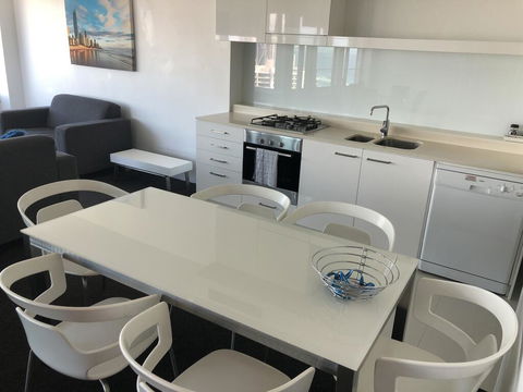 Q1 1 Bedroom Apartment On 30th Floor - Accommodation in Brisbane 0