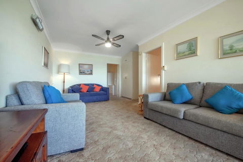 Quarterdeck, Unit 3/12 Magnus Street - Accommodation in Brisbane 2