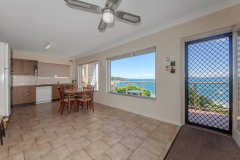Quarterdeck, Unit 3/12 Magnus Street - Accommodation in Brisbane 3