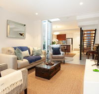 Quiet Family Home With Garden Courtyard Near Cafes - Accommodation in Brisbane