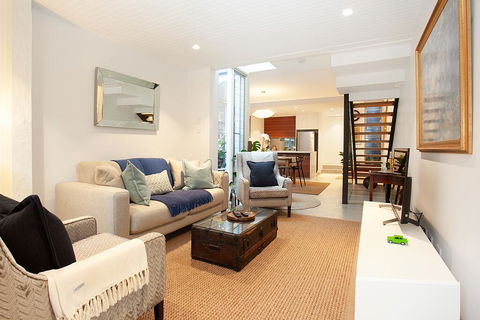 Quiet Family Home With Garden Courtyard Near Cafes - Accommodation in Brisbane 0