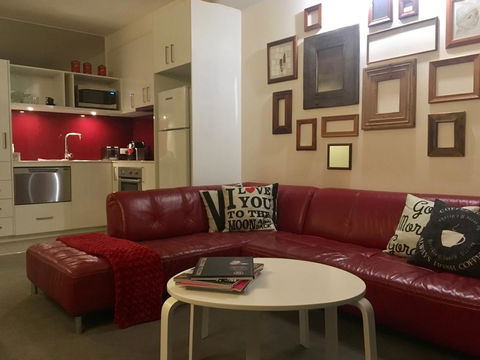 Quiet Laneway Apartment Near Bourke St Mall - Accommodation in Brisbane 1