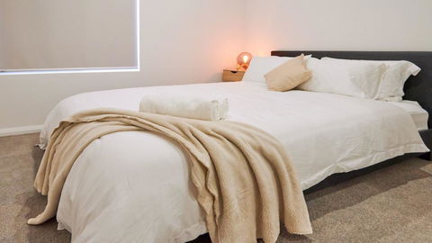 Quiet Large Balcony Living - Accommodation in Brisbane 1