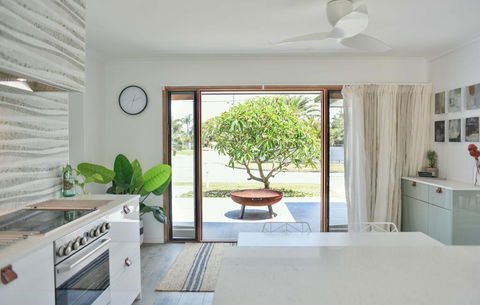 Quiet Pet Friendly Home 3 Houses To Beach Entry With Private Pool Walk To Shops - Accommodation in Brisbane 2