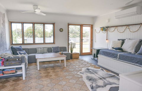 Quiet Pet Friendly Home 3 Houses To Beach Entry With Private Pool Walk To Shops - Accommodation in Brisbane 1