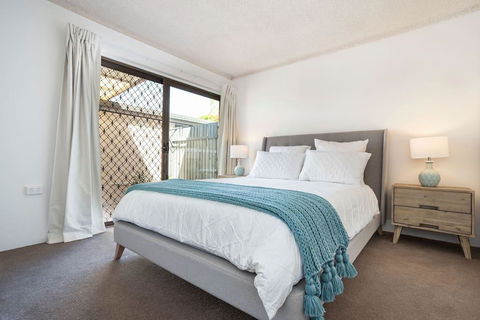 Quiet River Front Escape Walk To Ocean Street & Shops - Accommodation in Brisbane 2