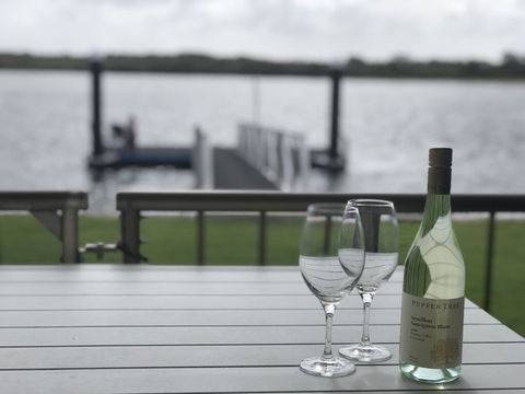 Quiet River Front Escape Walk To Ocean Street & Shops - Accommodation in Brisbane 0