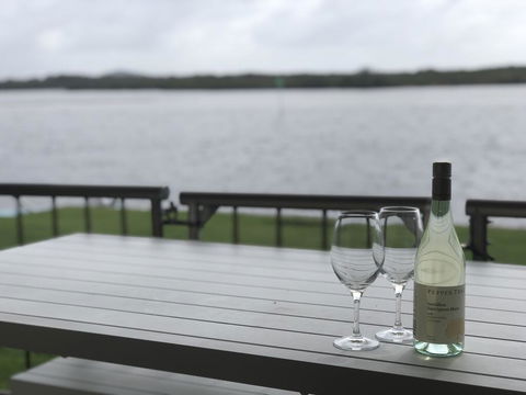 Quiet River Front Escape Walk To Ocean Street & Shops - Accommodation in Brisbane 3