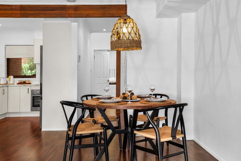 Quiet Waterfront Retreat In Family Neighbourhood - Accommodation in Brisbane 3