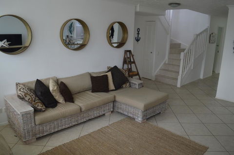 RAINBOW BAY 3 Bed Ocean Views & SPA On Roof Terrace - Accommodation in Brisbane 3