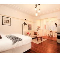 Renovated Art Deco Studio Minutes From The City - Accommodation in Brisbane