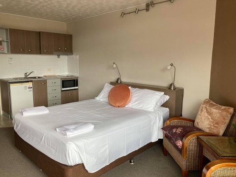 RENTAL: All $ Inclusive, Tidy Renovated Studio Apartment On The Strand, Pool,  - Accommodation in Brisbane 3