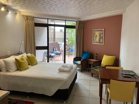 RENTAL: All $ Inclusive, Tidy Renovated Studio Apartment On The Strand, Pool,  - Accommodation in Brisbane 1
