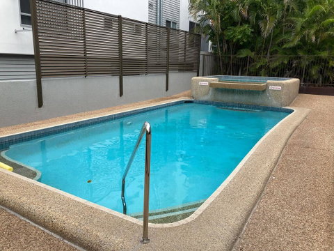 RENTAL: All $ Inclusive, Tidy Renovated Studio Apartment On The Strand, Pool,  - Accommodation in Brisbane 2