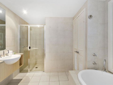 RESORT ON THE BEACH 6310 - TOP FLOOR - Accommodation in Brisbane 2