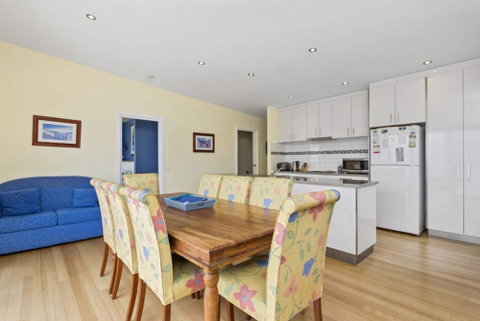 SEA SPECTACULAR - Seconds From The Beach! - Accommodation in Brisbane 3