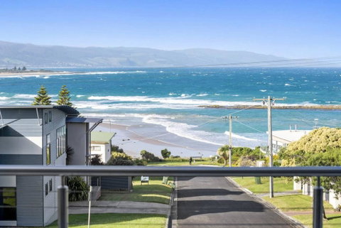 SEA SPECTACULAR - Seconds From The Beach! - Accommodation in Brisbane 0