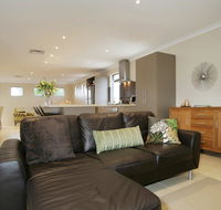 Seal 4 Bedroom House by Shoalwater Executive Homes - Accommodation in Brisbane