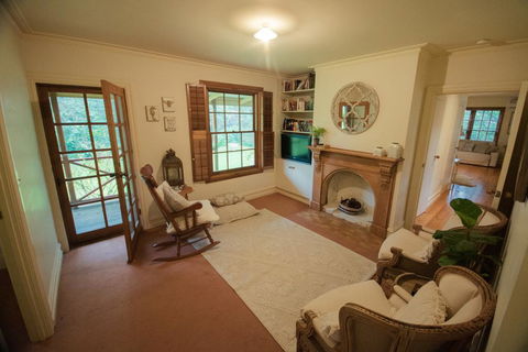 Secluded Homestead Amongst The Trees - Accommodation in Brisbane 3