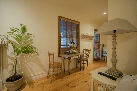 Secluded Homestead Amongst The Trees - Accommodation in Brisbane 1