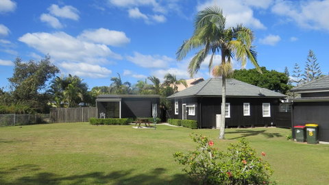 Shirley Street Beachhouses - Accommodation in Brisbane 3