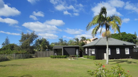 Shirley Street Beachhouses - Accommodation in Brisbane 2