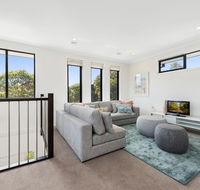 Spacious 4-Bed House with Parking and Backyard - Accommodation in Brisbane