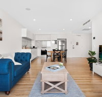 Spacious and Artfully Designed Apartment in Surfers - Accommodation in Brisbane